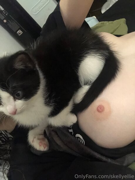 Skellyellie hot model photos