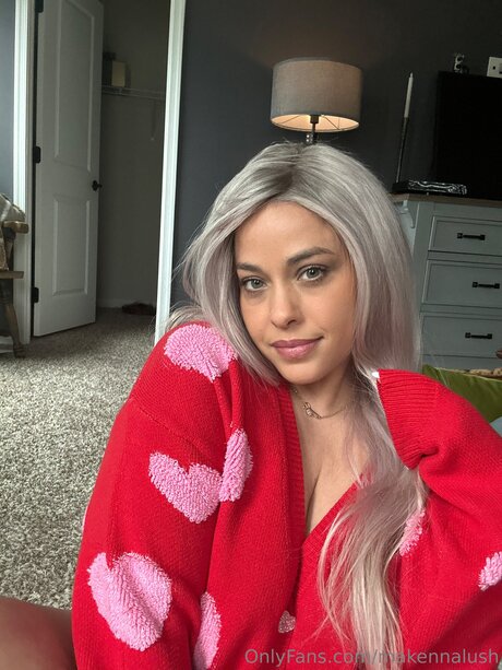 Makennalush hot model image