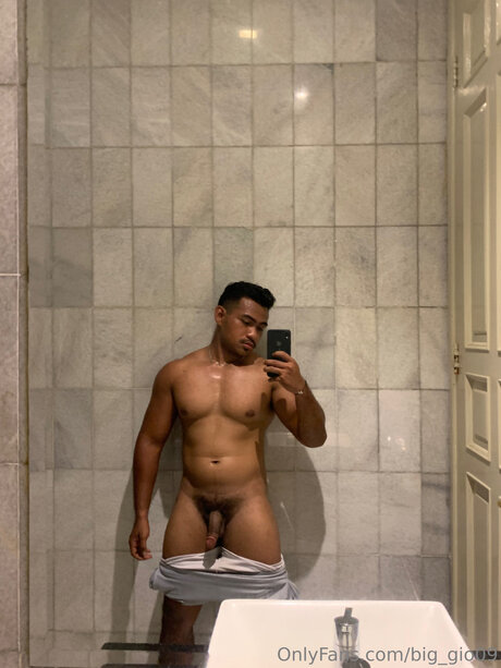 Big Gio09 naked star photo