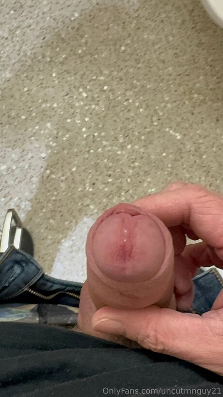 Uncutmnguy21 naked model pic