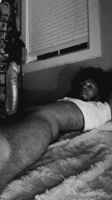 Luhved model hot pic