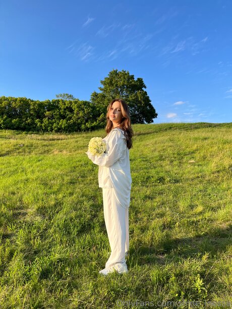 Shine Inessa model exclusive img