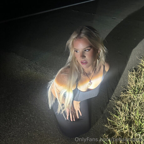 Bellakristen naked model pic