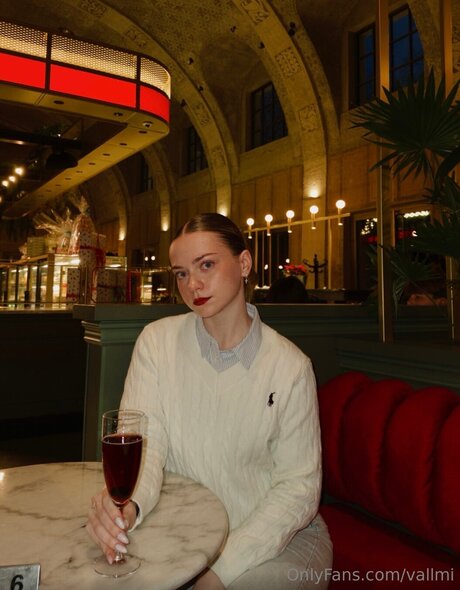 Vallmi xxx model picture