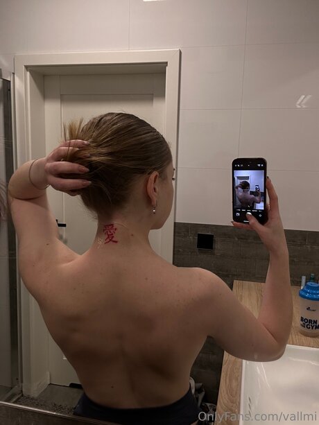 Vallmi hot star picture