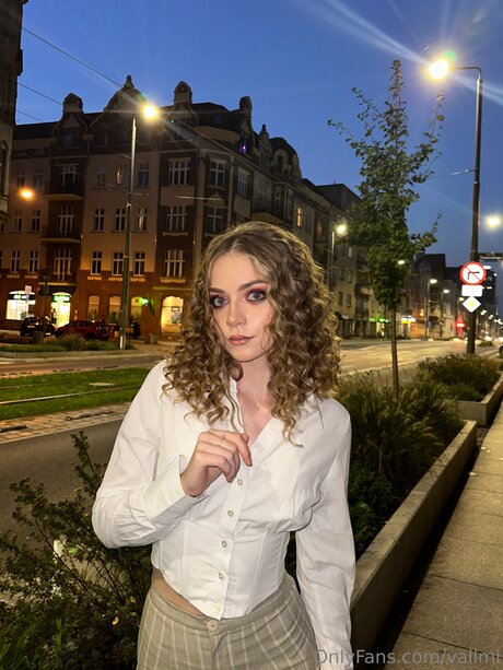 Vallmi nude model pictures