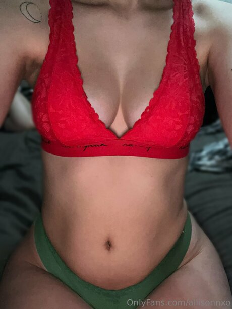 Allisonnxo naked pornstar image