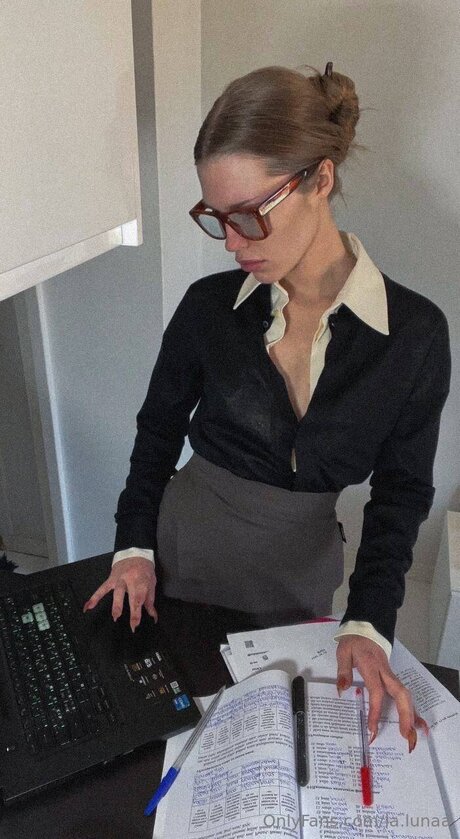 La Lunaa model nude picture