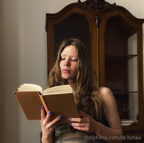 La Lunaa naked pornstar pictures