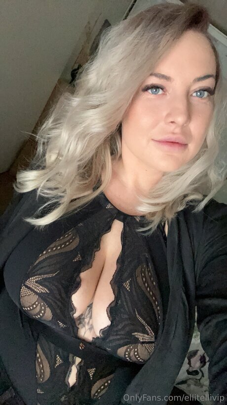 Ellitellivip model nude pics