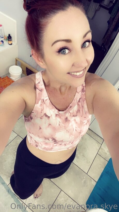 Evanora Skye star porn photo