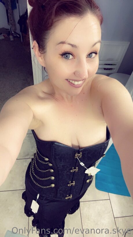 Evanora Skye porn star pictures