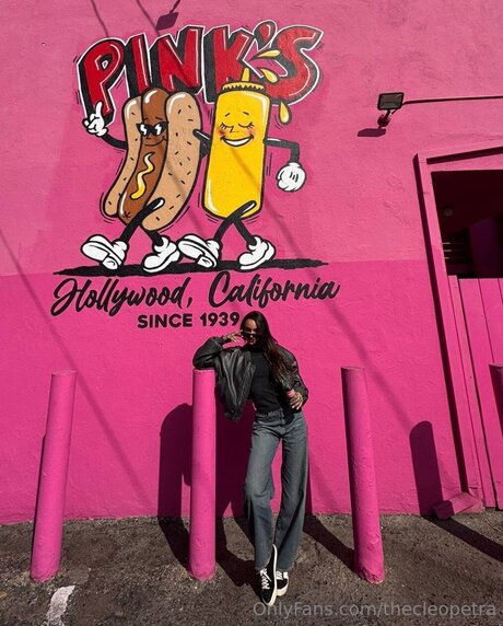 Thecleopetra erotic model picture