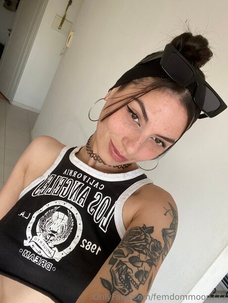 Baddieluna777 naked model image