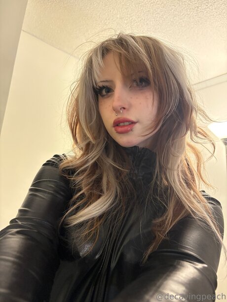 Decayingpeach model xxx archive