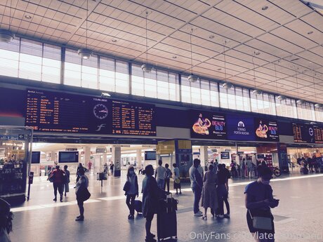 Bandwmanu model hot images