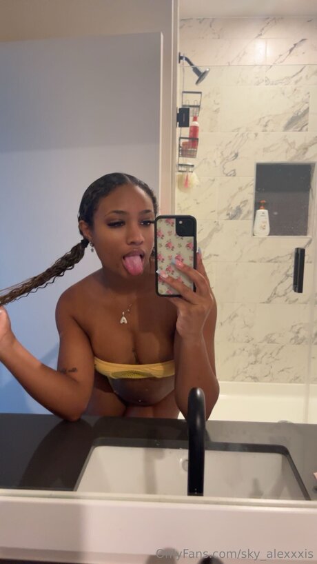 Sky Alexxxis model best picture