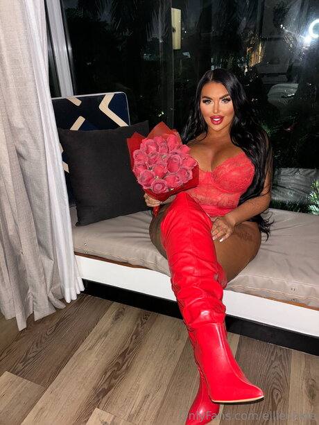 Elliechloe nice actress pictures