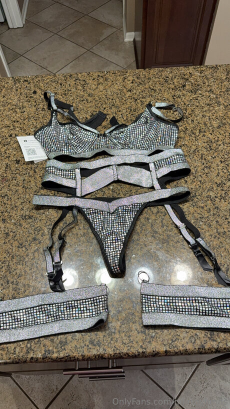 Mkrtnyhmns model xxx img