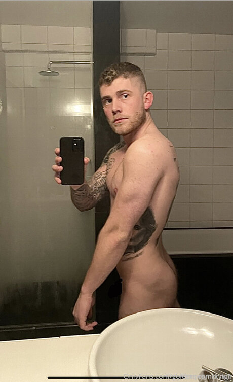 Goldenpromoting1 nude actress picture