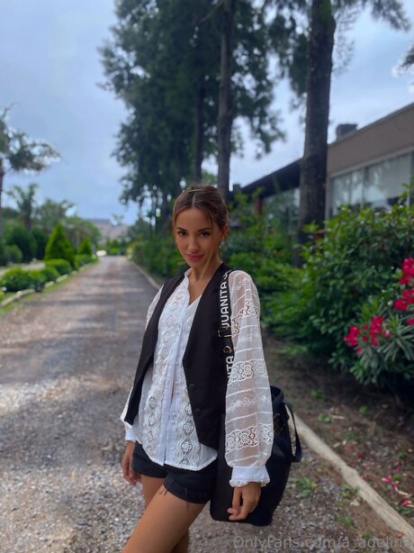 A Adelina nude model pic