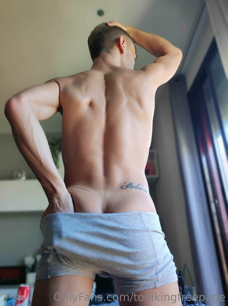 Tonikingfreepage model nude photo