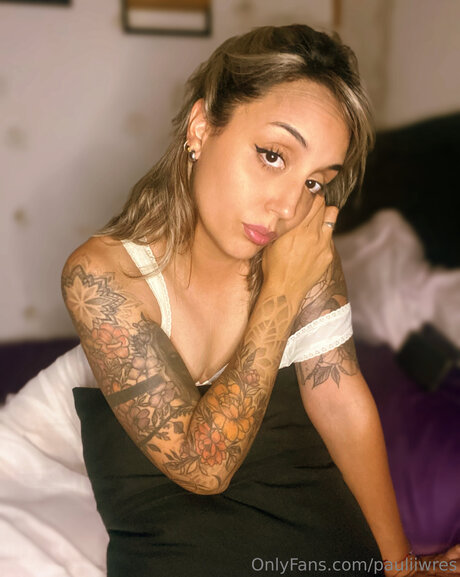 Pauliiwres star naked photos