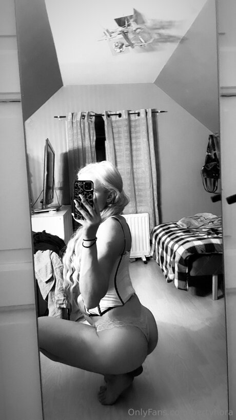 Bertyhora model nude archive