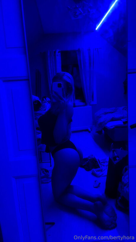 Bertyhora model pretty pictures