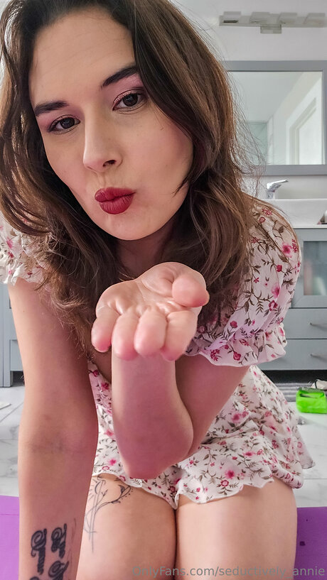 Seductively Annie pornstar exclusive photo