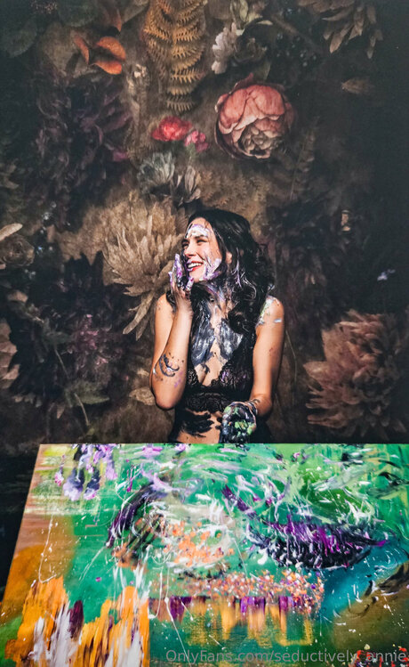 Seductively Annie hot model pics