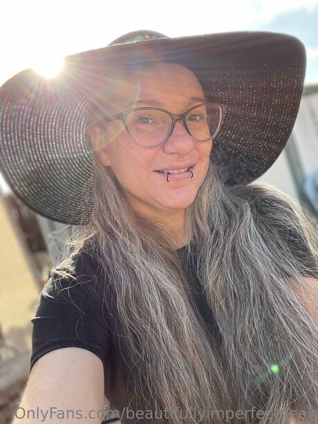 Beautifullyimperfectgeek model nude pic