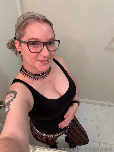 Beautifullyimperfectgeek sexy pornstar image