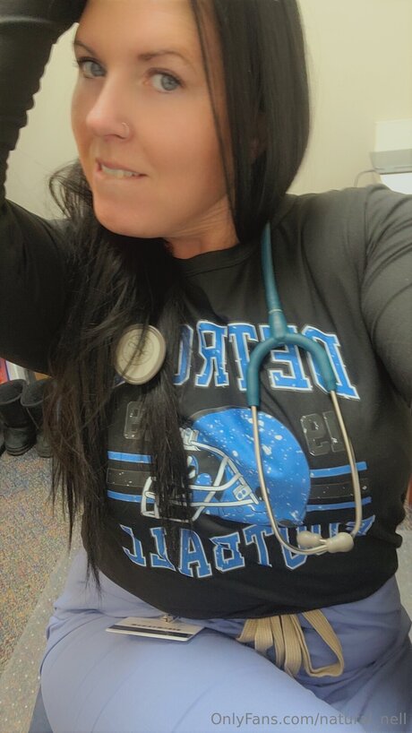 Natural Nell xxx model image