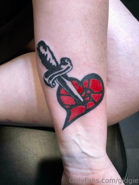 Gidgie nude model galleries