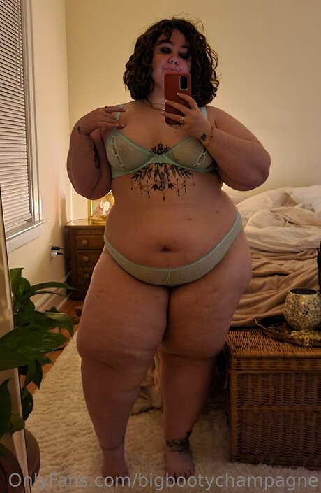 Bigbootychampagne model hd pic