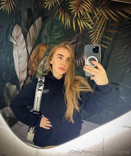 Evanigma Oftv pornstar top image