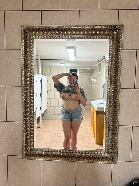 Princess Bubbles pornstar naked img