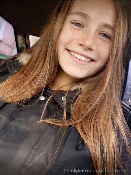 Aria Blonde nice pornstar pictures