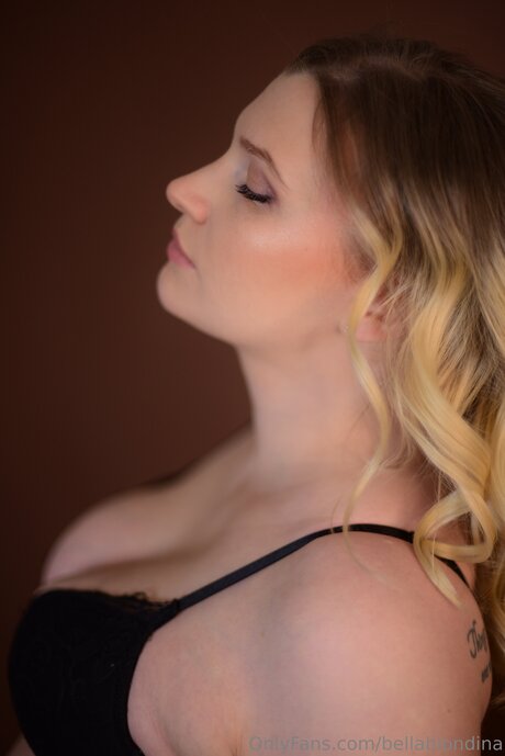 Bellablondina star nude img