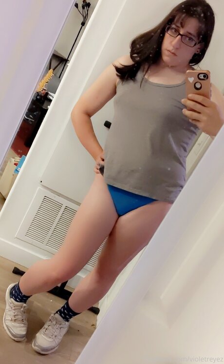 Violetreyez model top photo