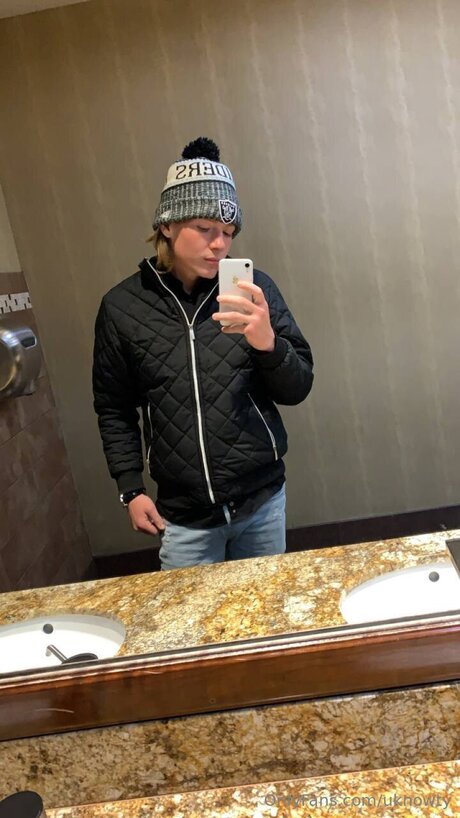 Uknowty star high quality pics