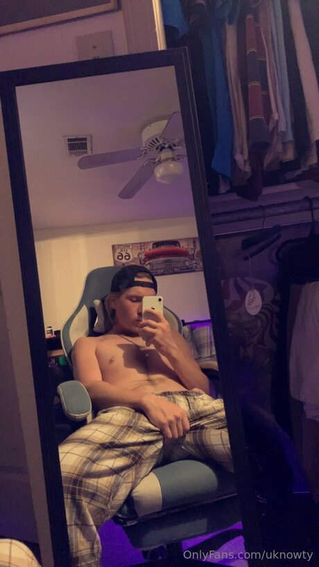 Uknowty pornstar nude archive