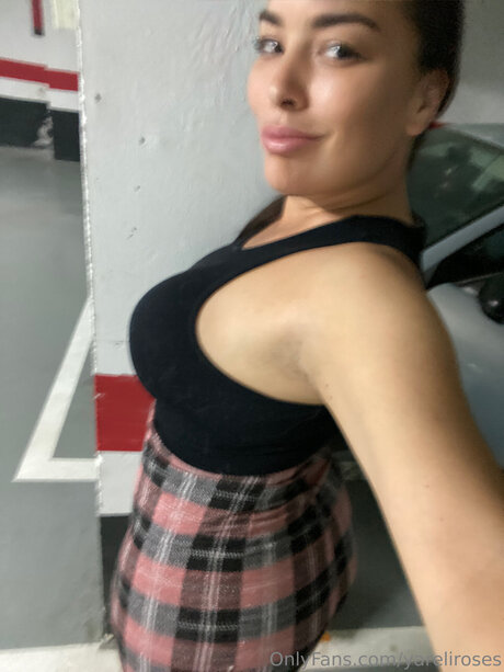 Yareliroses model nice img