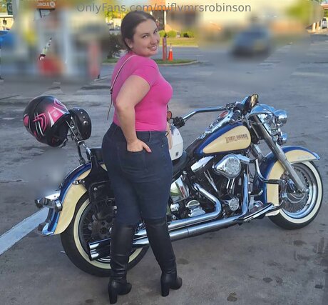 Miflymrsrobinson erotic pornstar image