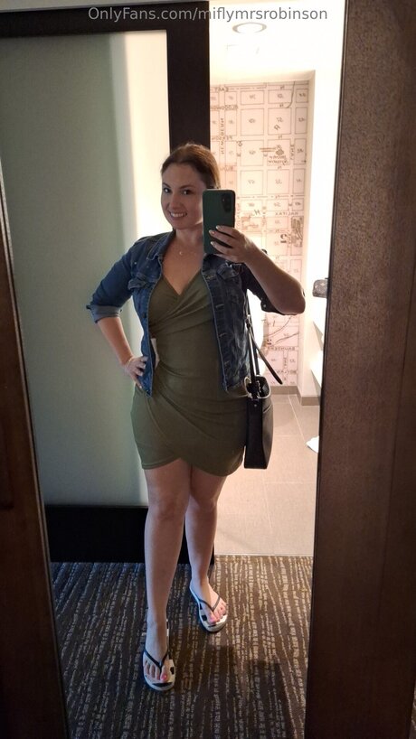 Miflymrsrobinson star adult photo