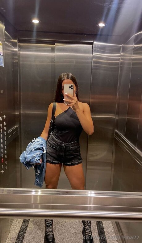 Reina22 nude model galleries