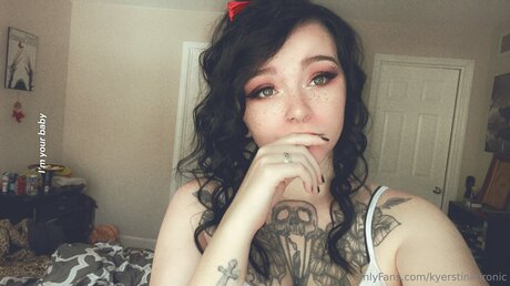 Kyerstinkhronic star top pic