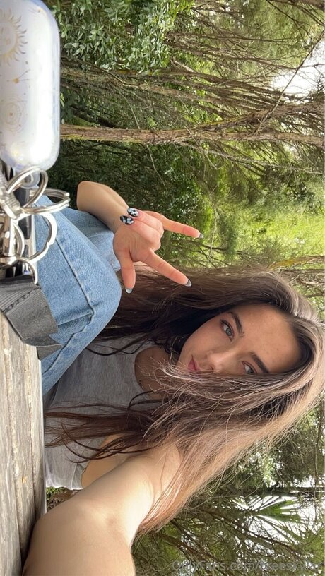 Breeskylar art actress picture