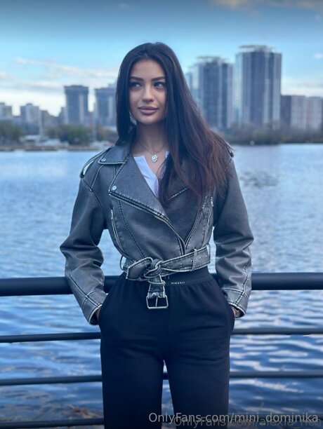 Mini Dominika model naked img